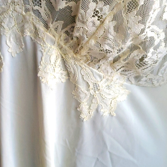 Vintage Vanity Fair full length nightgown - Picture 2 of 10